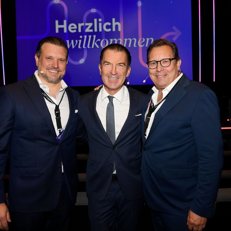 Tobias Conrad (BCN Geschäftsführer), Philipp Welte (Vorstand Hubert Burda Media) und Robert Pölzer (BUNTE Chefredakteur) stehen gemeinsam vor der Kamera. | © Agency People Image für BCN