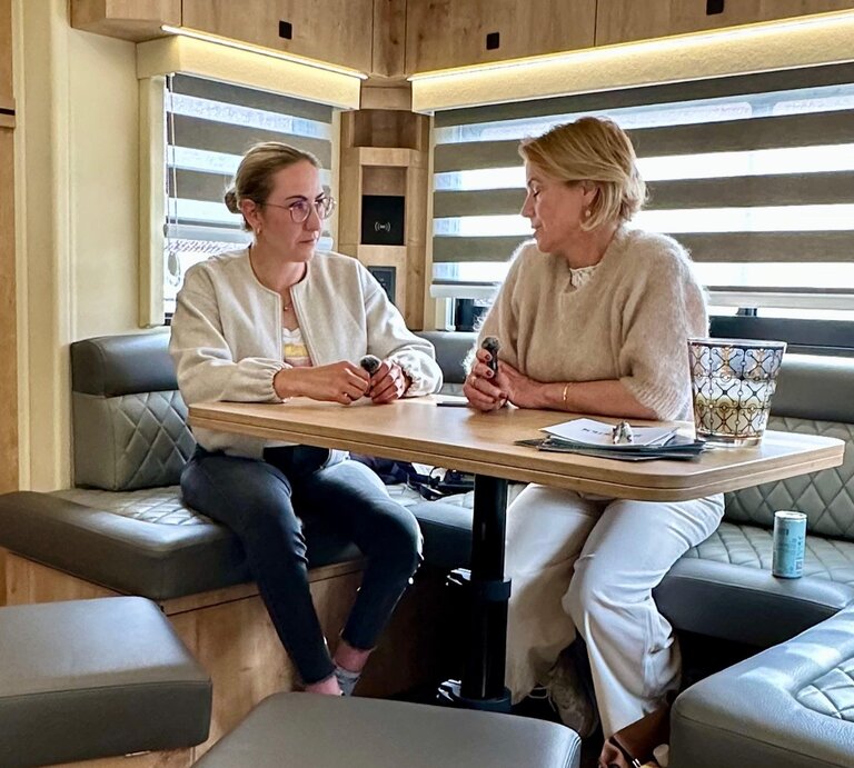 Zu sehen sind Gianna Regenbrecht und Gianna Regenbrecht im Gespräch | © Gianna Regenbrecht