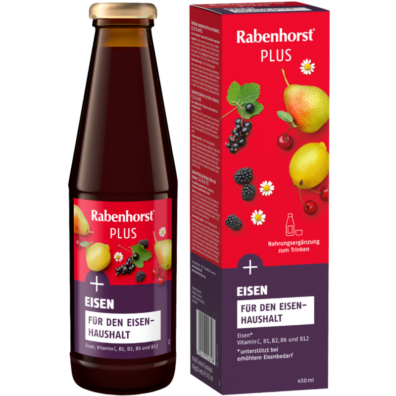 Dunkle Glasflasche Rabenhorst PLUS Eisen neben bunter Produktverpackung mit Birne, Zitrone, Beeren und Kamillenblüte. | © Rabenhorst