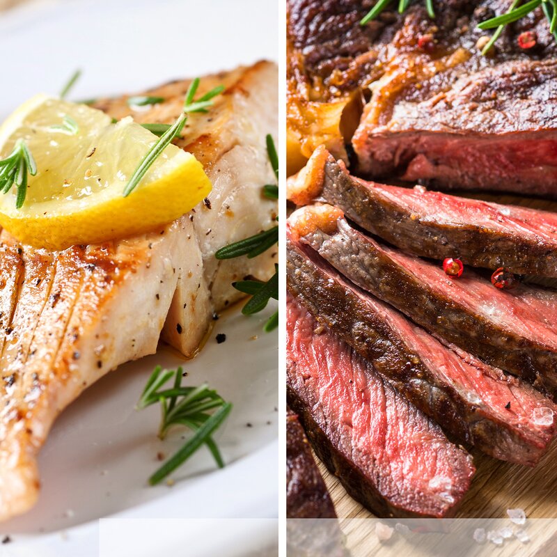 Nahaufnahme von goldbraunem Fischfilet mit Zitrone und rosa gebratenem Rindersteak auf Holzbrett mit Rosmarin und Salzflocken. | © stock.adobe.com/emmi und stock.adobe.com/nadianb