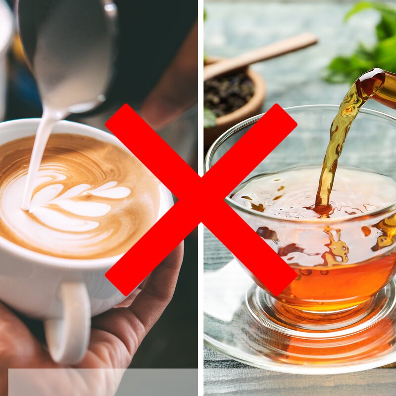 Ein rotes Kreuz über zwei Getränkebildern – links Milch wird in Cappuccino gegossen, rechts Tee fließt in eine Glastasse. | © stock.adobe.com/Looker_Studio und stock.adobe.com/New Africa