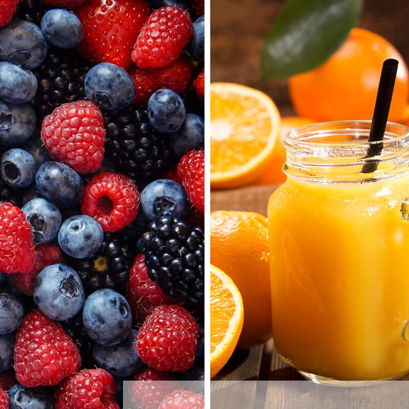 Links eine bunte Mischung aus Beeren, rechts ein Glas frischer Orangensaft mit schwarzem Trinkhalm vor aufgeschnittenen Orangen. | © adobe.com/gilitukha und stock.adobe.com/Nitr
