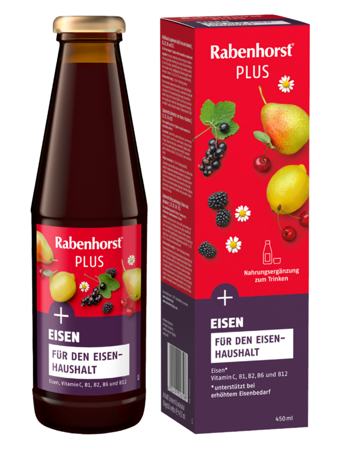 Dunkle Glasflasche Rabenhorst PLUS Eisen neben bunter Produktverpackung mit Birne, Zitrone, Beeren und Kamillenblüte. | © Rabenhorst