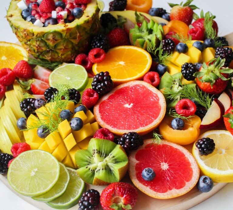 Bunt angerichtete Obstplatte mit frischen Früchten wie Grapefruit, Orange, Kiwi, Mango, Beeren, Erdbeeren, Limetten und Ananas; gesunde, farbenfrohe Vitaminquelle für Ernährung und Fitness. | © Pexels/ Jane Trang Doan via Canva.com