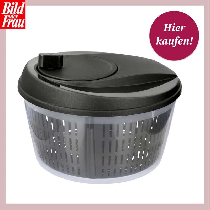 Eine Salatschleuder mit einer transparenten Kunststoffschüssel, einem dunkelgrauen Siebeinsatz und einem passenden dunkelgrauen Deckel inklusive Drehknauf. Oben links befindet sich das rote Logo von "Bild der Frau" und oben rechts ein runder, pinkfarbener Button mit der Aufschrift "Hier kaufen"“. | © Lidl