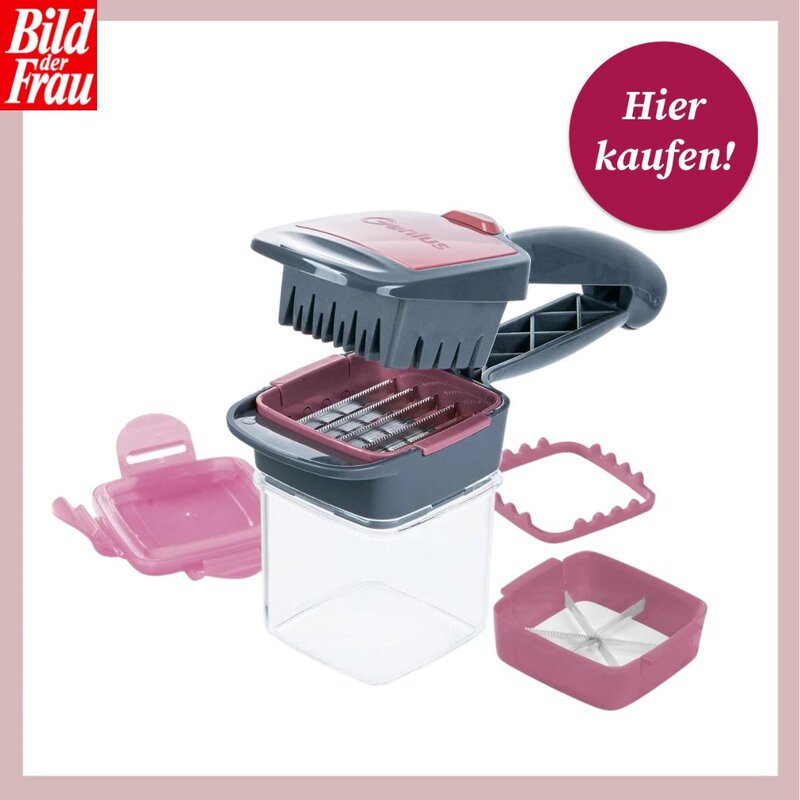 Ein Gemüseschneider mit Handgriff in Grau und Rosé, bestehend aus einem transparenten Auffangbehälter, verschiedenen wechselbaren Schneideinsätzen und einem Deckel. Oben links befindet sich das rote Logo von "Bild der Frau" und oben rechts ein runder, pinkfarbener Button mit der Aufschrift "Hier kaufen!". | © Lidl