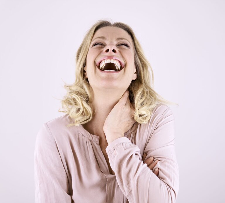 Blonde, junge Frau lacht herzhaft.  | © gettyimages/Westend61