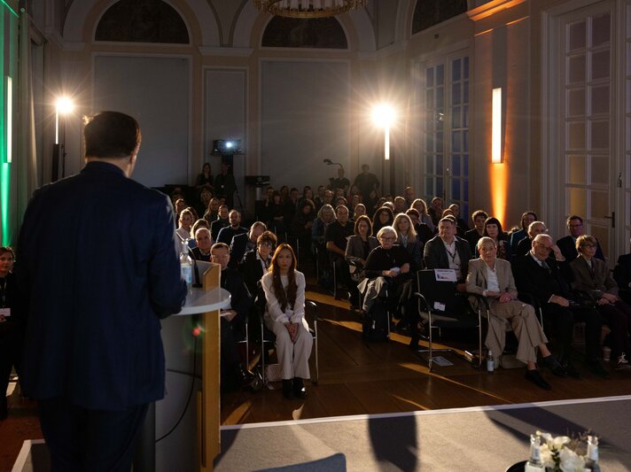 Zu sehen ist der volle Saal der Veranstaltung "Studien wirken" | © Philipp Nürnberger