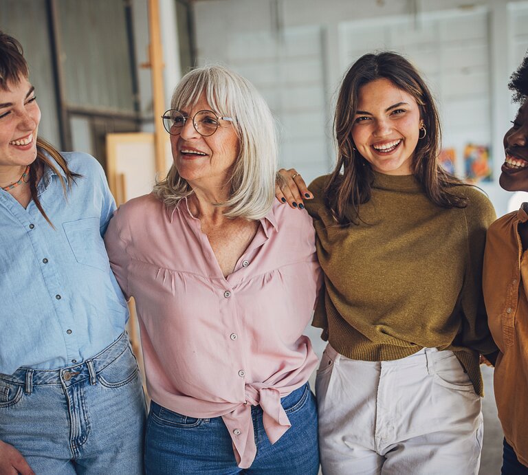 Eine Gruppe Frauen verschiedenen Alters. | © Getty Images/ South_Agency