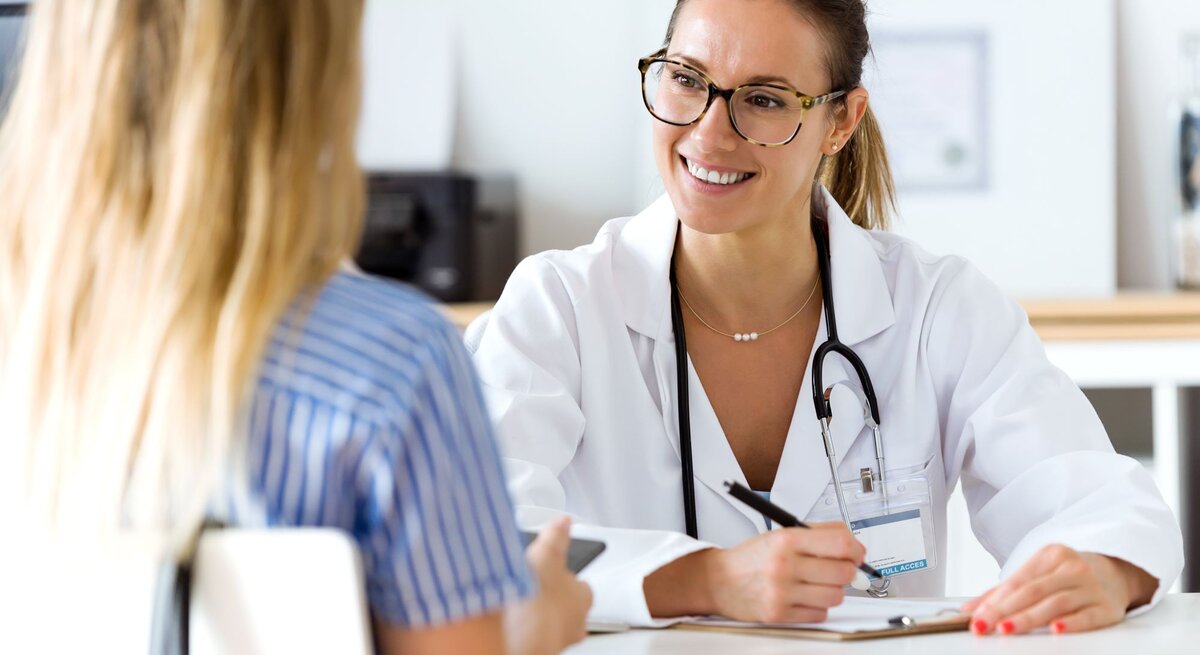 Eine Ärztin und eine Patientin im Patientengespräch.