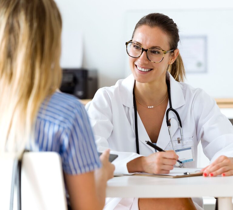 Eine Ärztin und eine Patientin im Patientengespräch. | © iStock