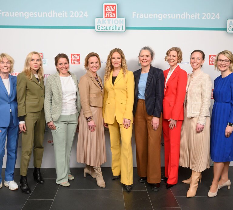 Mehrere Personen vor einer Fotowand. | © BILD der FRAU / Henning Scheffen