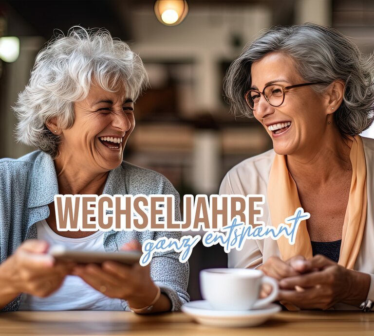 Zwei Frauen im höheren Alter sitzen lachend zusammen in einem Café. | © Oleksii/stock.adobe.com 