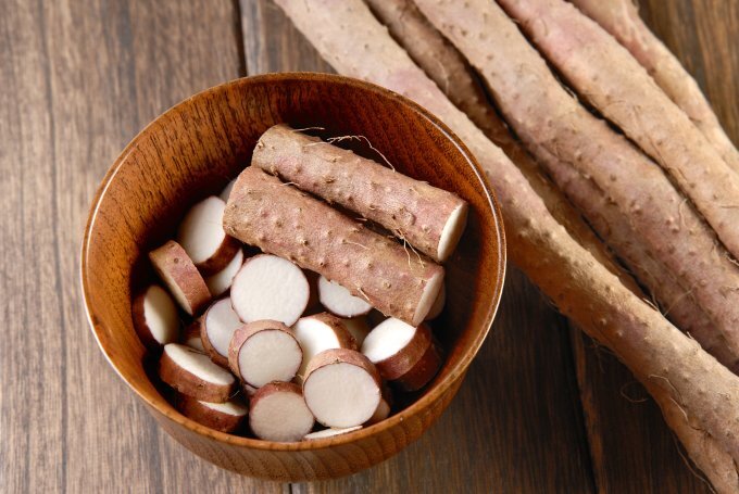 Aufgeschnittene Yam in einer Schüssel | © iStock/manfeiyang