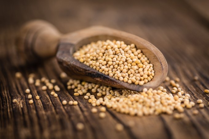 Senfkörner auf einem Holzlöffel | © Foto: iStock/HandmadePictures