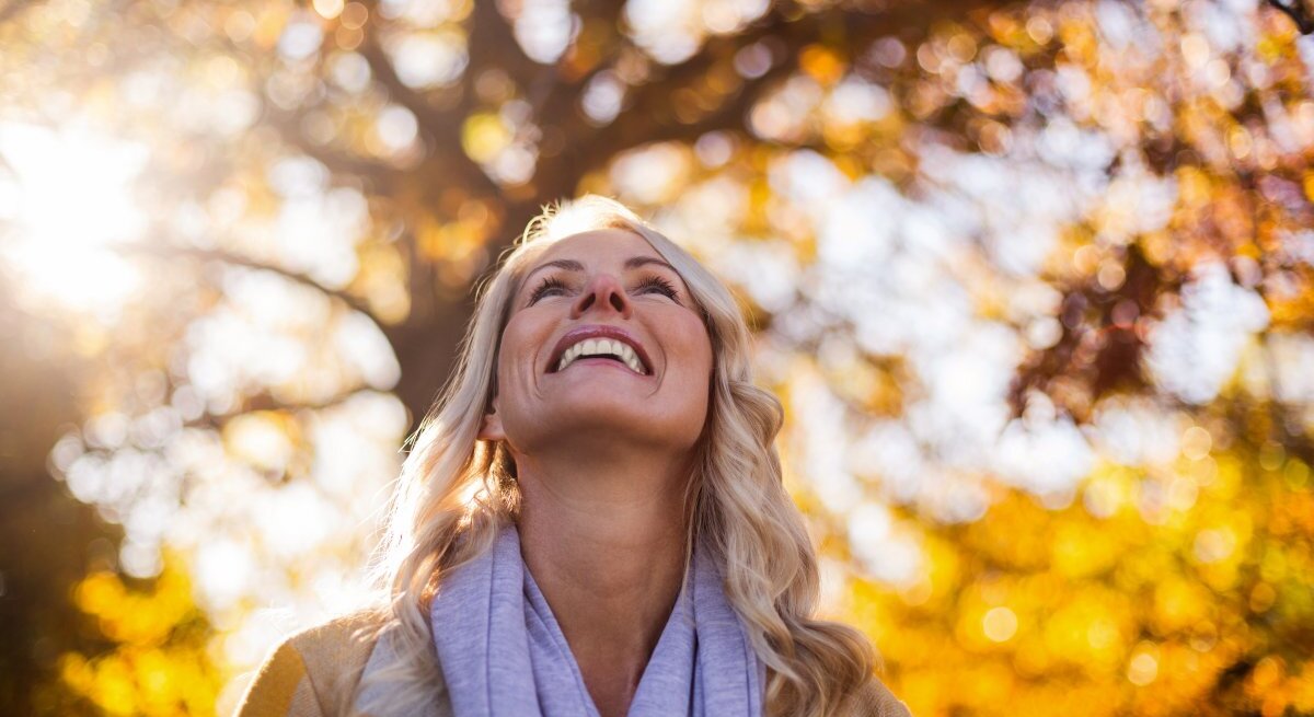 Frau im Herbst im Park