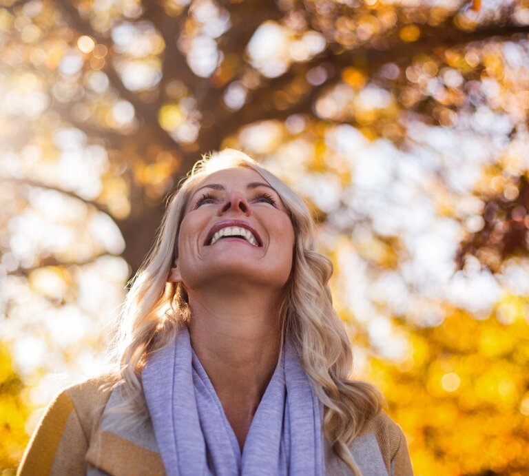 Frau im Herbst im Park | © iStock/Wavebreakmedia