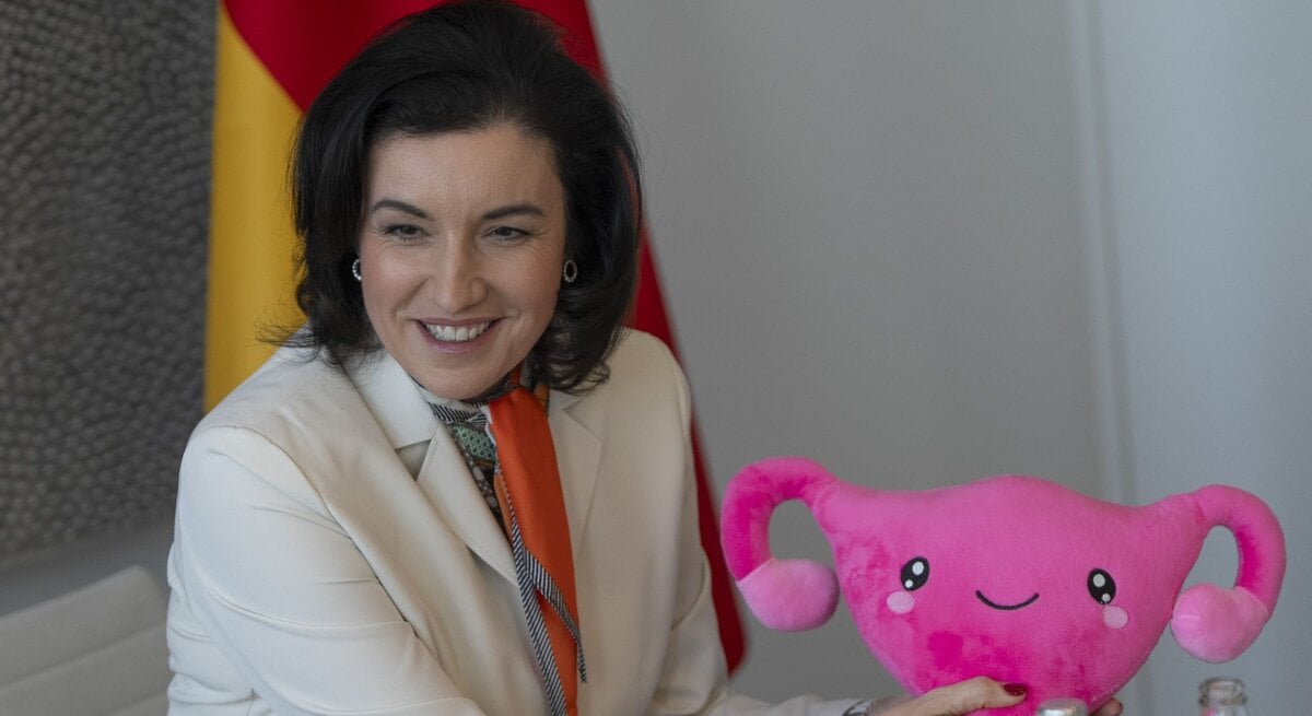 Zu sehen ist die Bundesforschungsministerin Dorothee Bär mit einer Plüschdarstellung einer Gebärmutter