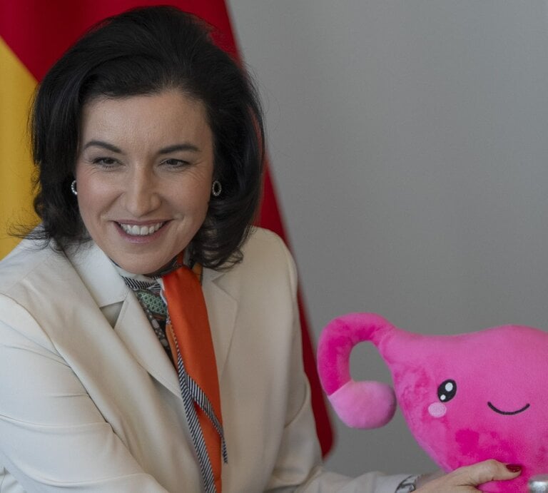 Zu sehen ist die Bundesforschungsministerin Dorothee Bär mit einer Plüschdarstellung einer Gebärmutter | © Andreas Friese