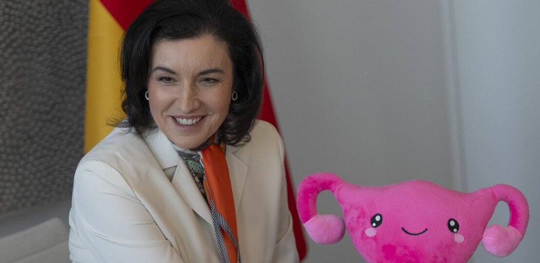 Zu sehen ist die Bundesforschungsministerin Dorothee Bär mit einer Plüschdarstellung einer Gebärmutter | © Andreas Friese