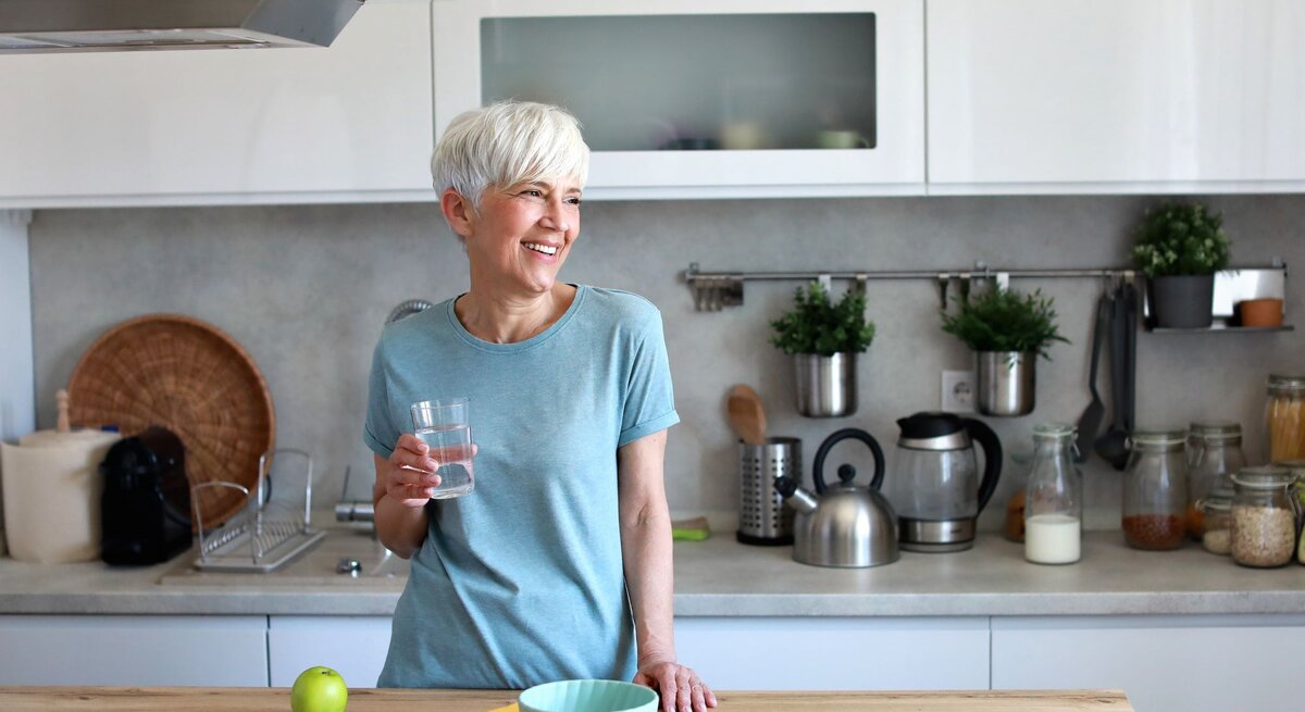 Viel trinken für einen gesunden Darm – zum Beispiel Wasser.