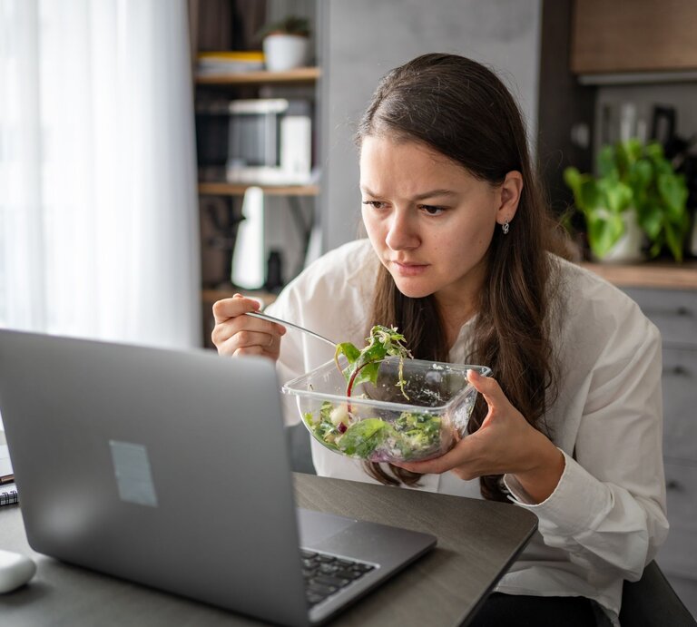 Diese Tipps helfen bei Verdauungsbeschwerden im Homeoffice.  | © Shutterstock/Tatiana Diuvbanova