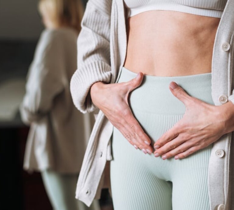 Frau, die sich den Unterbauch hält. | © Getty Images/ Galina Zhigalova