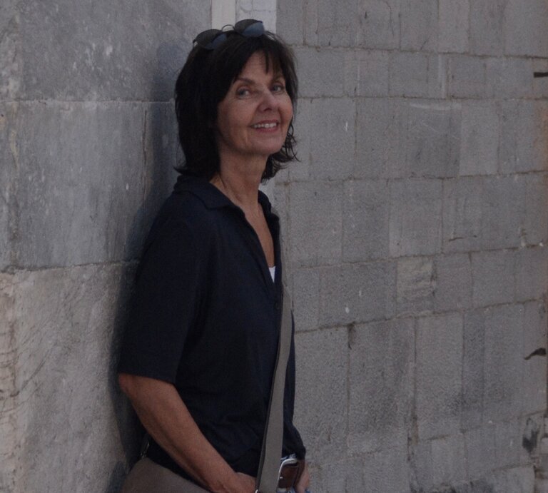 Zu sehen ist Claudia Tetling, die gegen eine Wand gelehnt steht. | © Claudia Tetling