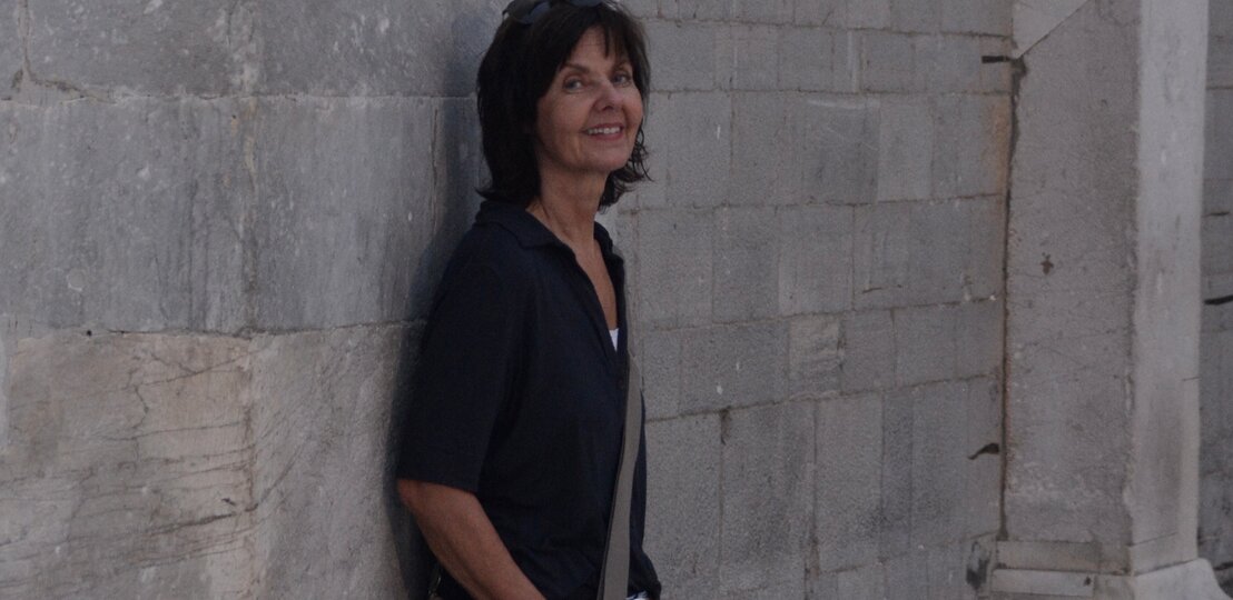 Zu sehen ist Claudia Tetling, die gegen eine Wand gelehnt steht. | © Claudia Tetling