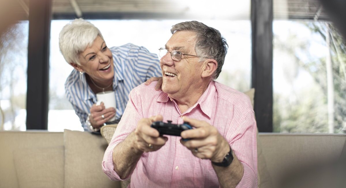 Älteres Paar spielt Videospiele