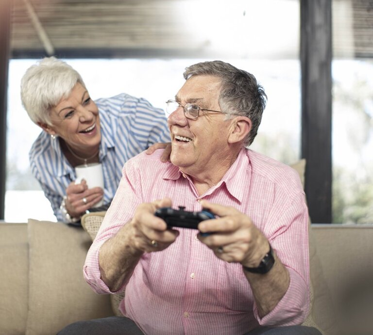 Älteres Paar spielt Videospiele | © IMAGO / Westend61