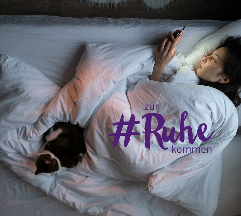 Frau liegt im Bett mit Handy in der Hand | © DimaBerlin - stock.adobe.com