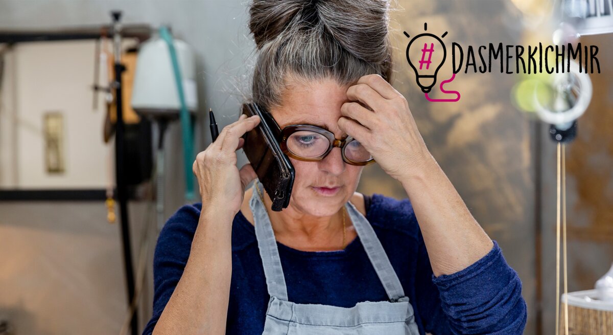 Eine Frau ist im Telefongespräch. Offenbar fällt ihr etwas nicht ein.