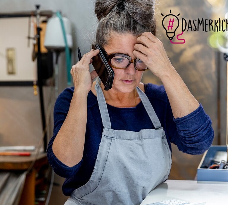 Eine Frau ist im Telefongespräch. Offenbar fällt ihr etwas nicht ein. | © Getty Images/ EMS-FORSTER-PRODUCTIONS