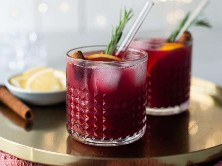 Ein alkoholfreier Cocktail mit Cranberry, Orange und winterlichen Gewürznoten auf der festlich geschmückten Gala-Theke. | © Rabenhorst