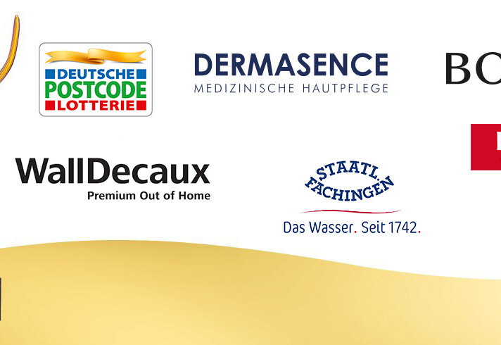Die Logos der diesjährigen Sponsoren auf einem Banner.