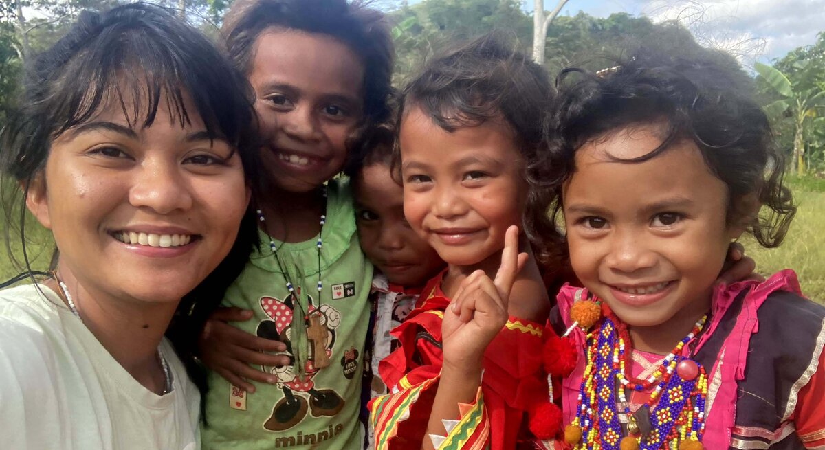 Mit Spaß am Lernen immer  stärker! Jermabelle, selbst  im Slum aufgewachsen, hat in Manila schon  300 Kinder unterstützt | © BILD der FRAU / Matulong-Hilfreich e.V.