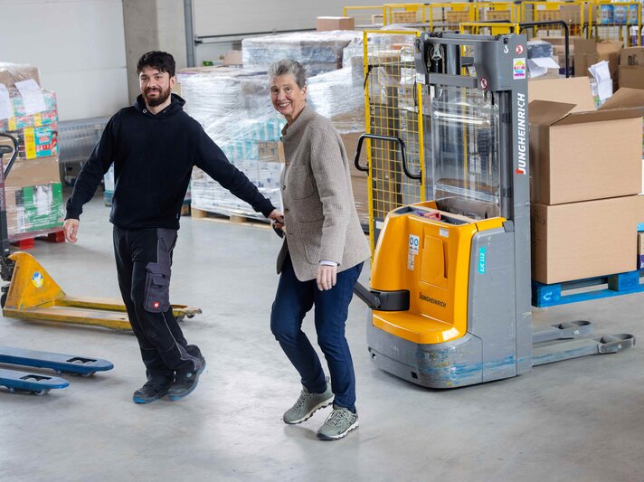 Neue Ware eingetroffen! Azubi Mert Colac (26) sortiert die Spenden | © BILD der FRAU / Georg Lukas