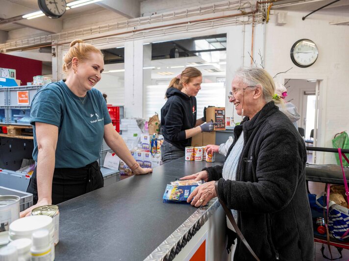 Kara Schott am Ausgabe-Tresen | © BILD der FRAU / Ulrike Schacht