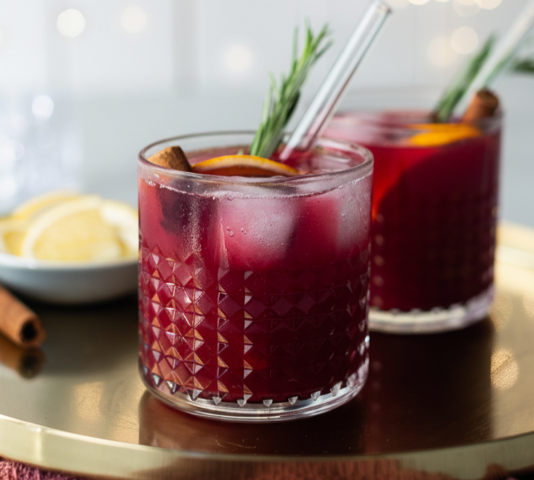 Zu sehen sind zwei Gläser mit rotem Inhalt in einem weihnachtlichen Ambiente | © Rabenhorst
