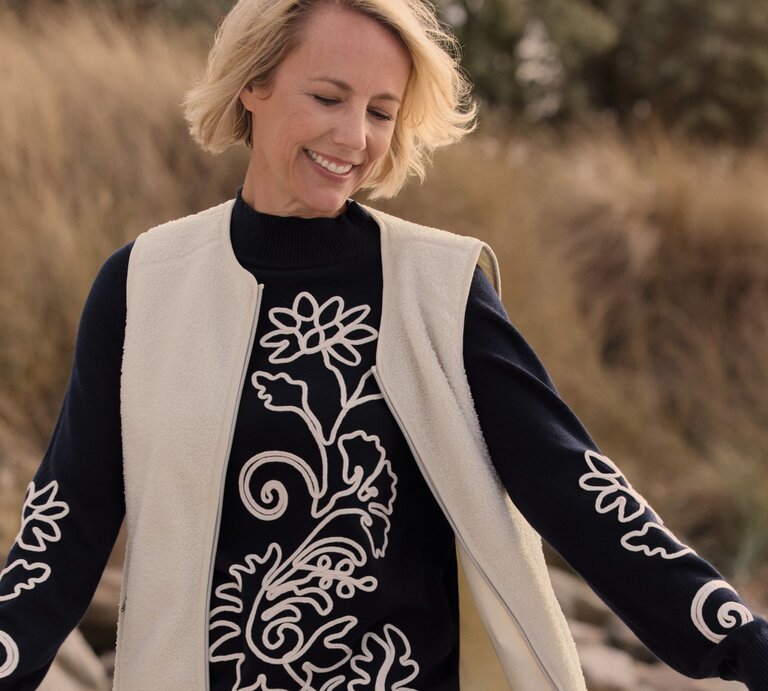 Zu sehen ist eine blonde Frau mit Bob mittleren Alters, die einen Pullover von Bonita trägt. | © Bonita