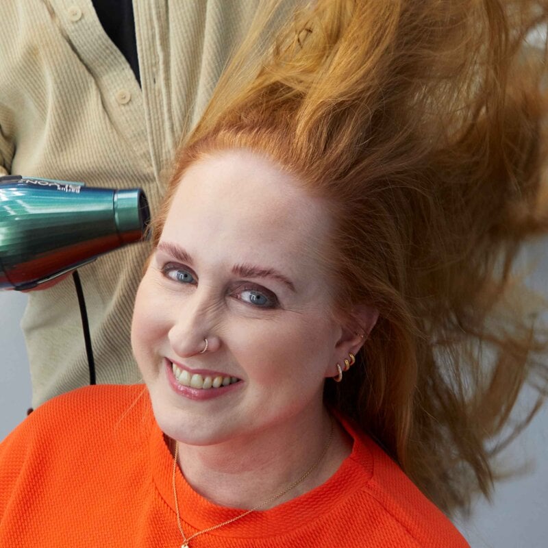 Einmal Haare schön, bitte! Preisträgerin Kara genießt das Styling mit Beauty-Profi Sascha | © © BILD der FRAU / dsphotos.de
