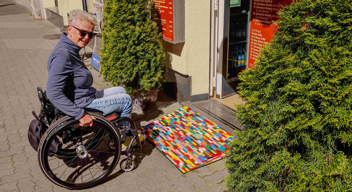 Rita Ebel benutzt eine Lego-Rampe | © BILD der FRAU / Torsten Zimmermann