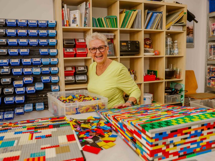 Rita in ihrer Lego-Werkstatt. Für eine Rampe braucht sie 5200 Steine | © BILD der FRAU / Torsten Zimmermann