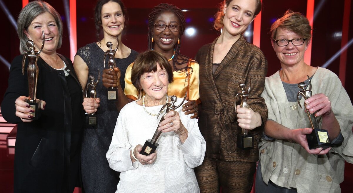 Sechs Preisträgerinnen der GOLDENEN BILD der FRAU-Gala 2016 halten in Abendgarderobe ihren goldenen Preis in die Kamera