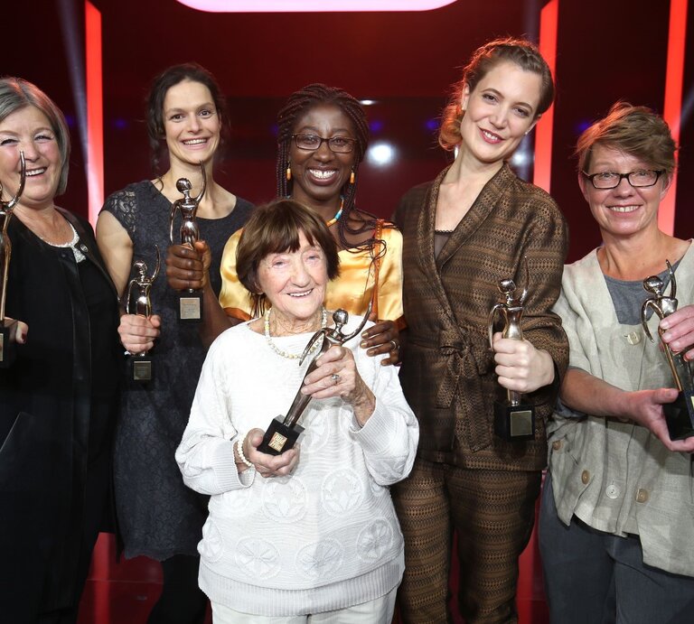 Sechs Preisträgerinnen der GOLDENEN BILD der FRAU-Gala 2016 halten in Abendgarderobe ihren goldenen Preis in die Kamera | © Stephan Wallocha