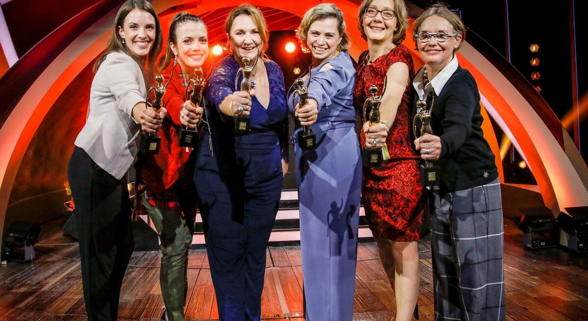 Sechs Preisträgerinnen der GOLDENEN BILD der FRAU-Gala 2019 halten in Abendgarderobe ihren goldenen Preis in die Kamera.