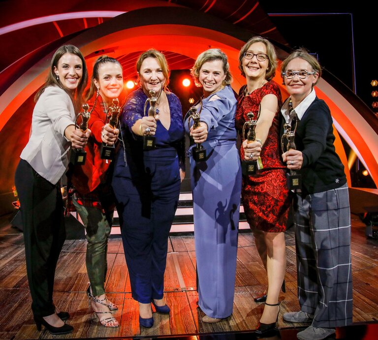 Sechs Preisträgerinnen der GOLDENEN BILD der FRAU-Gala 2019 halten in Abendgarderobe ihren goldenen Preis in die Kamera. | © Andreas Friese