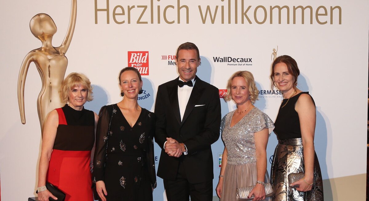Kai Pflaume steht mit vier Frauen vor der Willkommenswand der GOLDENEN BILD der FRAU- Gala 2021 