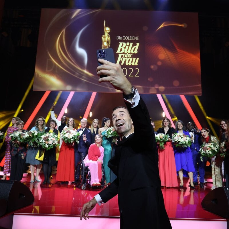 Kai Pflaume macht ein Selfie mit Preisträgerinnen und Promis. | © BILD der FRAU